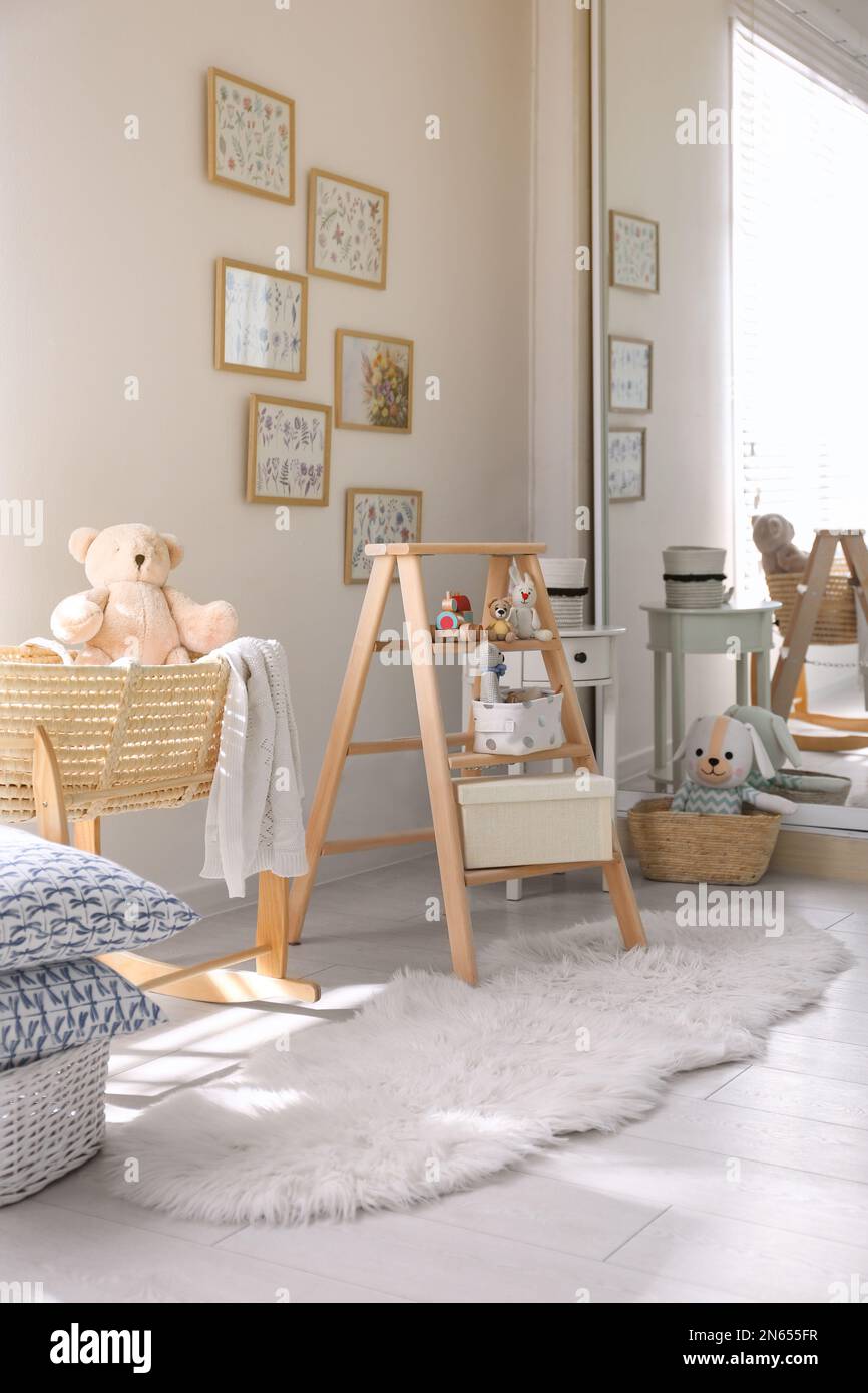 Escalera decorativa con juguetes y diferentes cosas en elegante habitación  de bebé. Idea para el diseño de interiores Fotografía de stock - Alamy