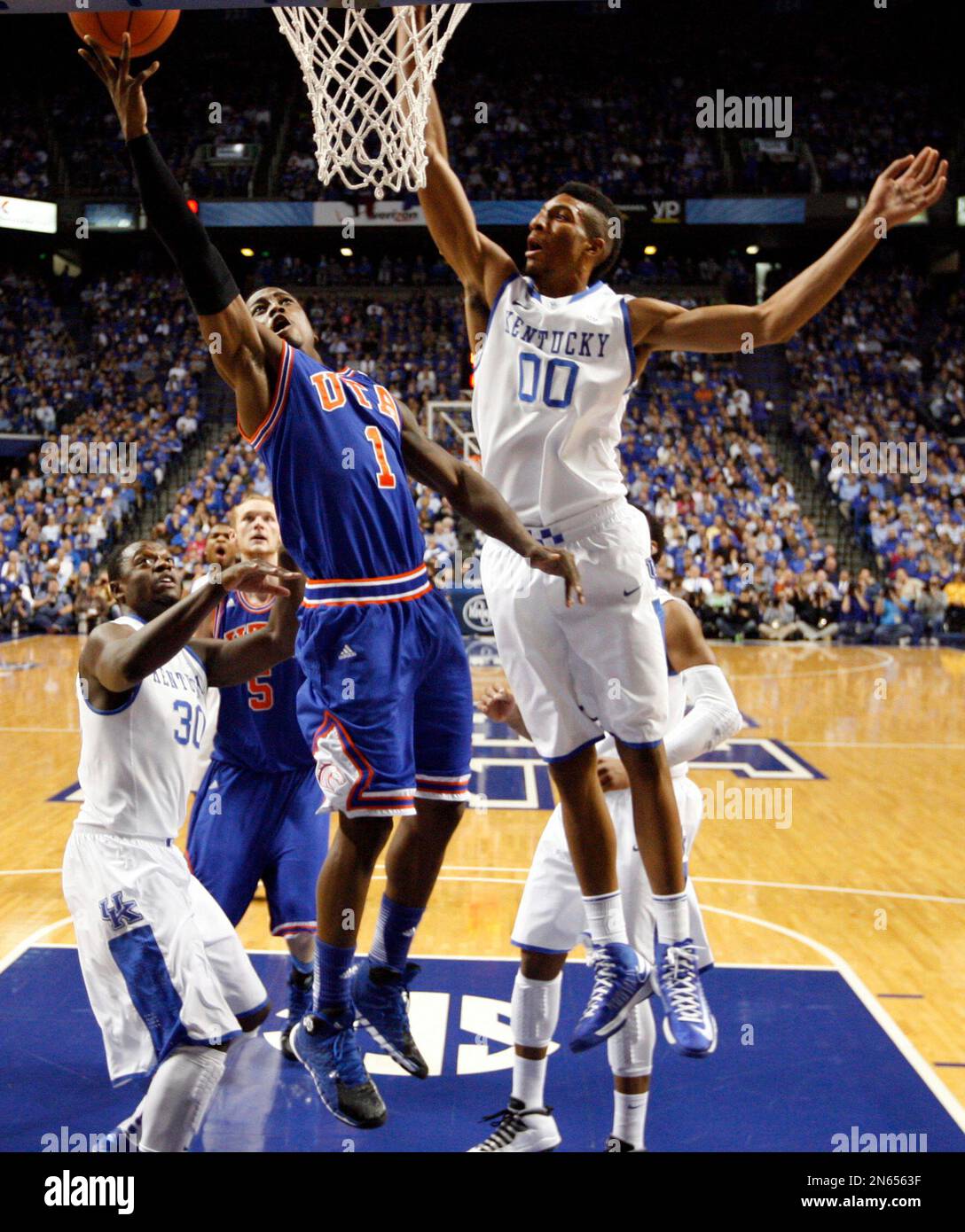 TexasArlington's Reger Dowell (1) shoots between Kentucky's Marcus Lee