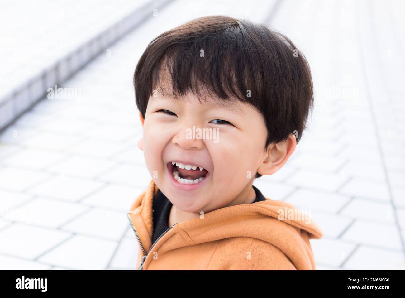 Muchacho sonríe en el parque de atracciones de Korakuen, 3 años, Korakuen, Bunkyo Ku, Tokio, Japón, Asia Oriental, Asia Foto de stock