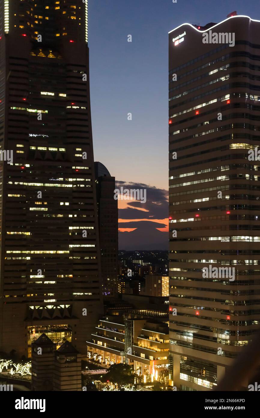 Silueta del Monte Fuji entre rascacielos, de la rueda de Ferris, Minatomirai, ciudad de Yokohama, provincia de Kanagawa, Japón, Asia Oriental, Asia Foto de stock