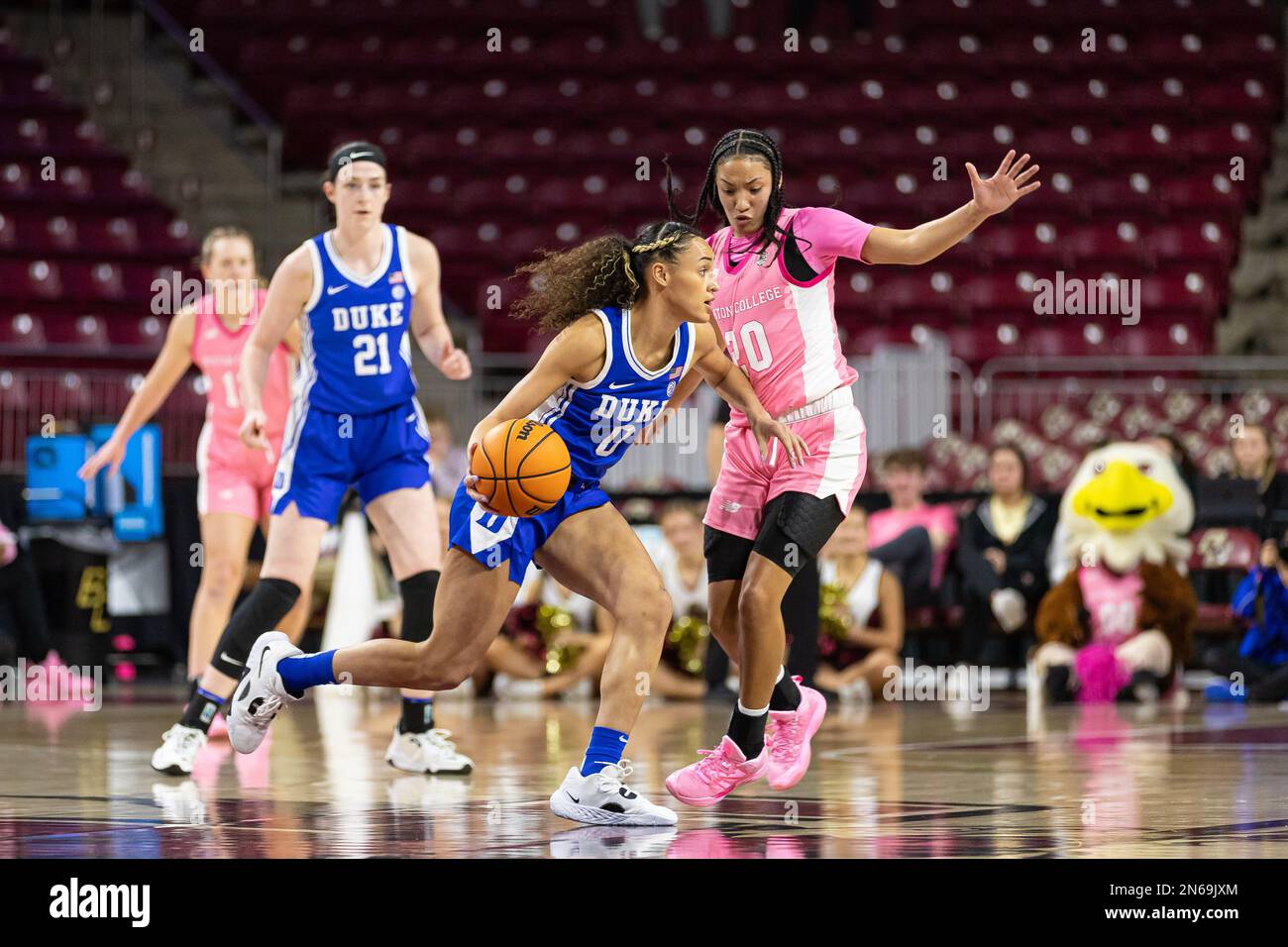 Foro de Conte. 9th de febrero de 2023. Massachusetts, EE.UU.; Celeste  Taylor (0), escolta de Duke, conduce alrededor de la defensa de la escolta  de Boston College Taina Mair (20) en un