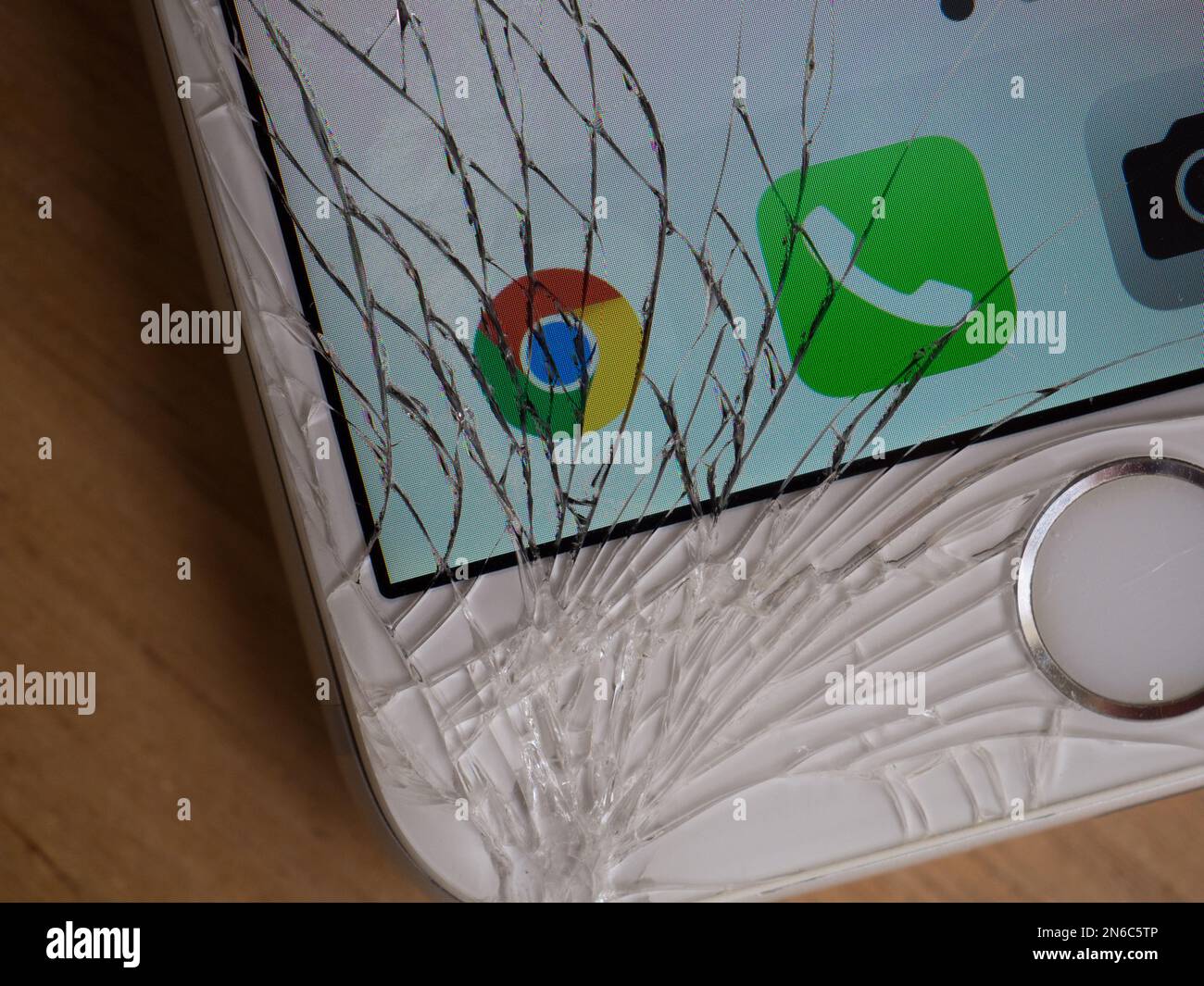 Pantalla rota del teléfono que muestra el logotipo de Google Chrome Foto de stock