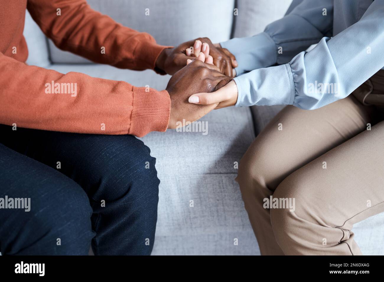 Cogidos de la mano, la pareja negra y la terapia ayudan en el sofá para el  apoyo, la solidaridad y la escucha del amor en la relación. Hombre, mujer y  sofá para