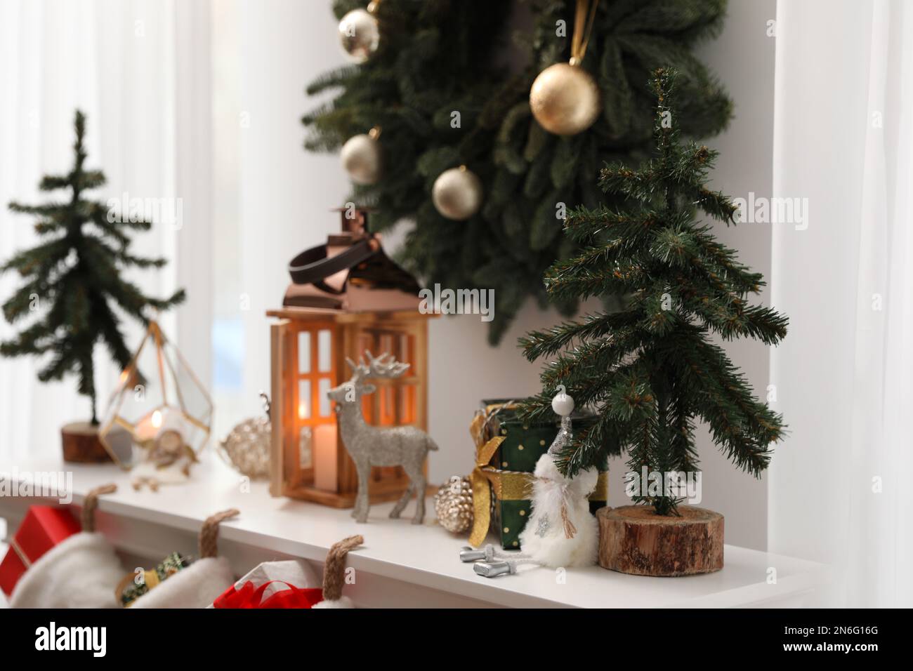 Diferentes decoraciones de Navidad en la habitación. Diseño de interiores  Fotografía de stock - Alamy