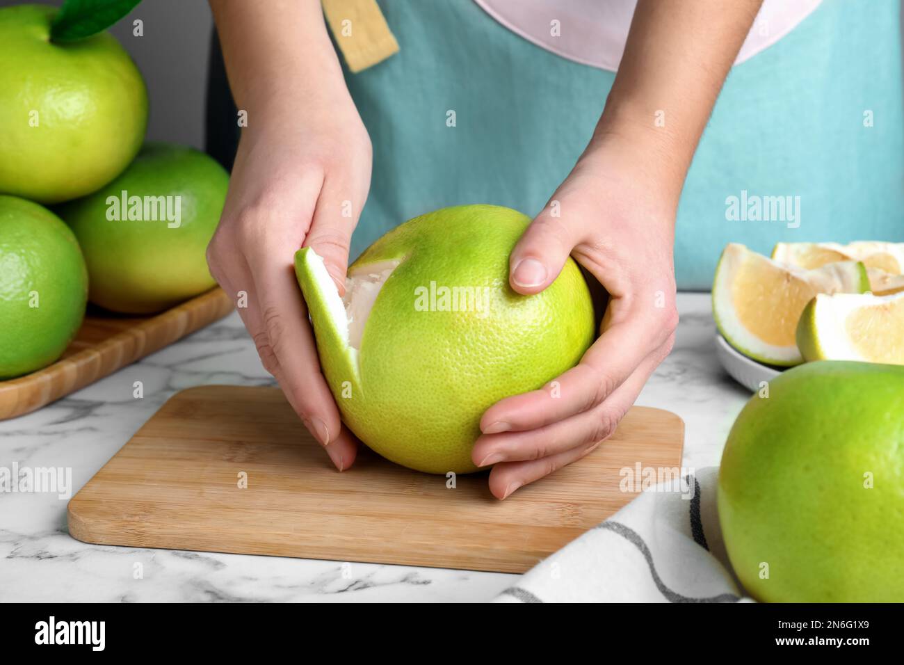Mujer pelando fruta Stock Photo