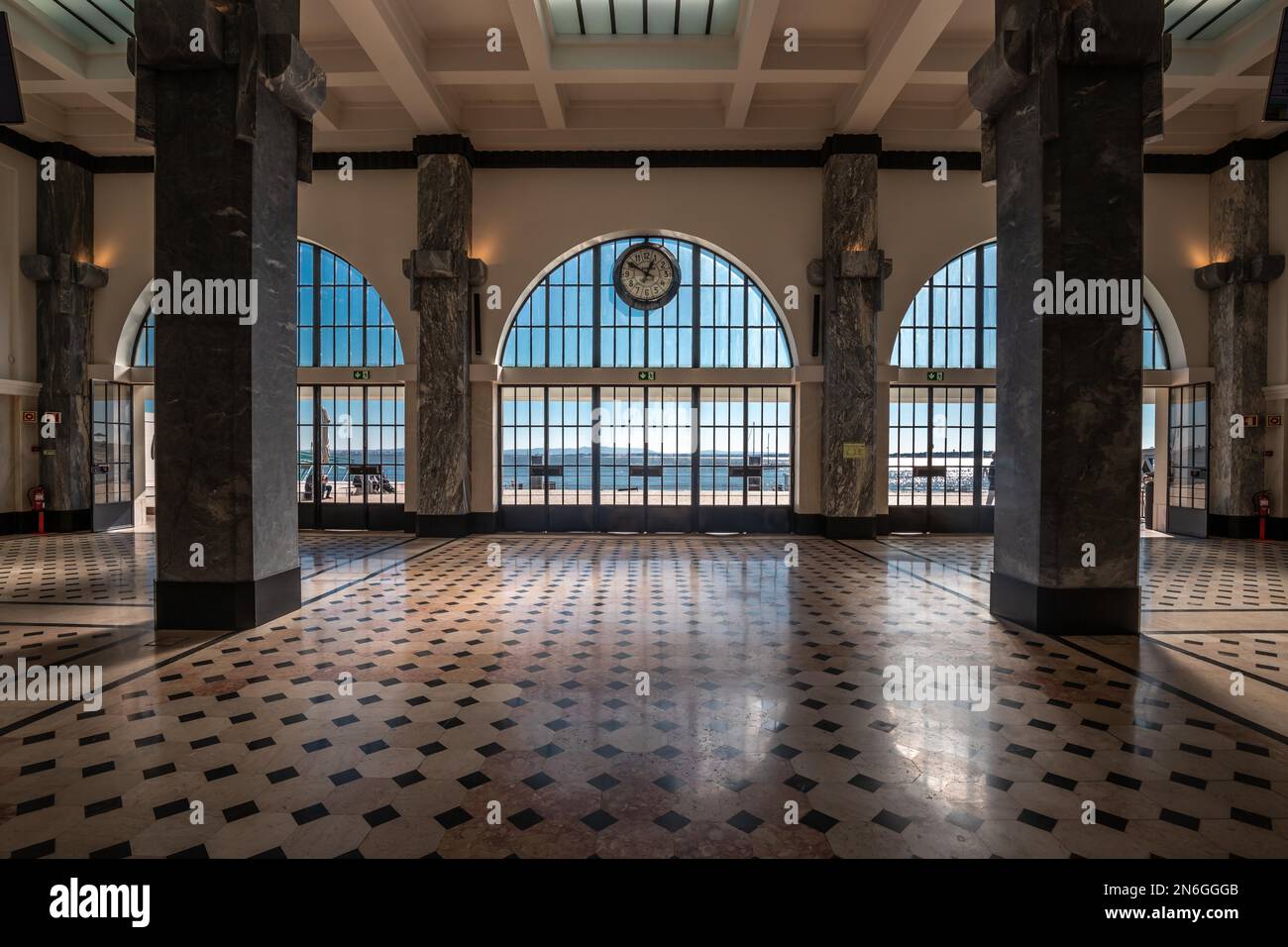 Una papelera de reciclaje en una habitación de hotel en Porto en Portugal  Fotografía de stock - Alamy