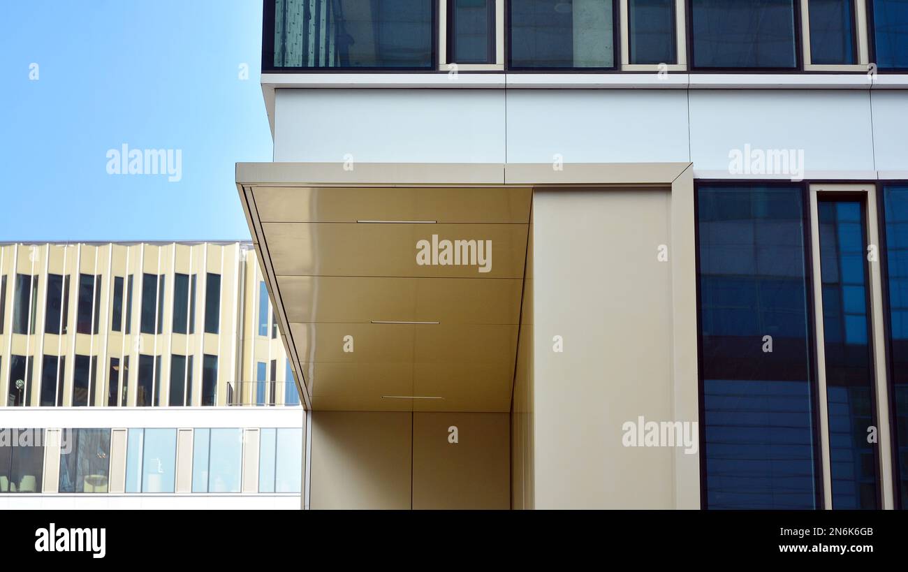 Edificio de oficinas con paneles compuestos de aluminio blanco. Pared de fachada hecha de vidrio y metal. Arquitectura empresarial moderna abstracta. Foto de stock