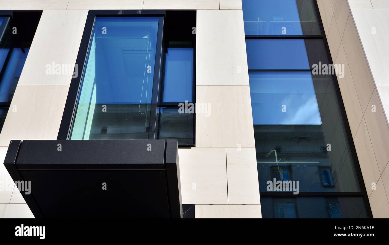 Edificio de oficinas con paneles compuestos de aluminio blanco. Pared de fachada hecha de vidrio y metal. Arquitectura empresarial moderna abstracta. Foto de stock