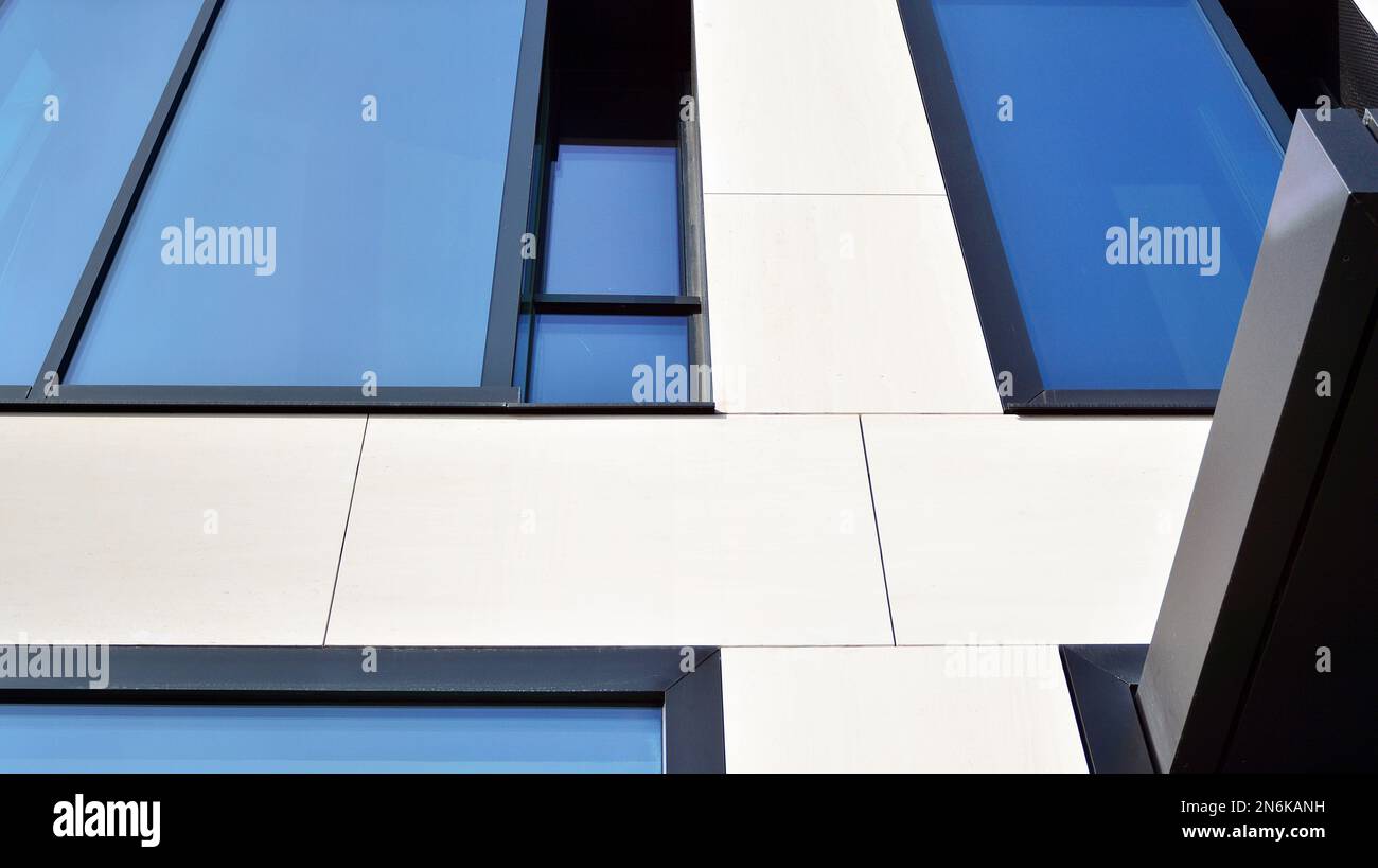 Edificio de oficinas con paneles compuestos de aluminio blanco. Pared de fachada hecha de vidrio y metal. Arquitectura empresarial moderna abstracta. Foto de stock