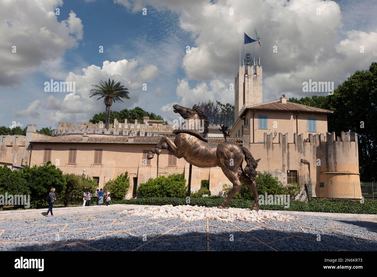 Roma, mayo de 21 2022. La estatua del caballo y el castillo en la finca presidencial de Castel Porziano. Foto de stock