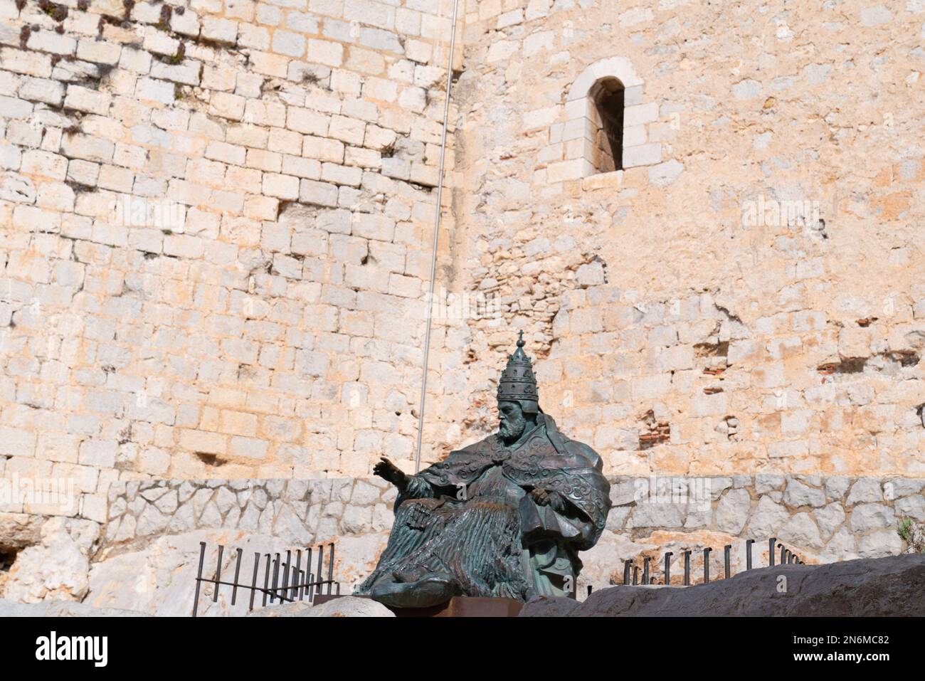 Estatua de Papa Luna Castillo de Peñíscola histórica ciudad española de España Foto de stock
