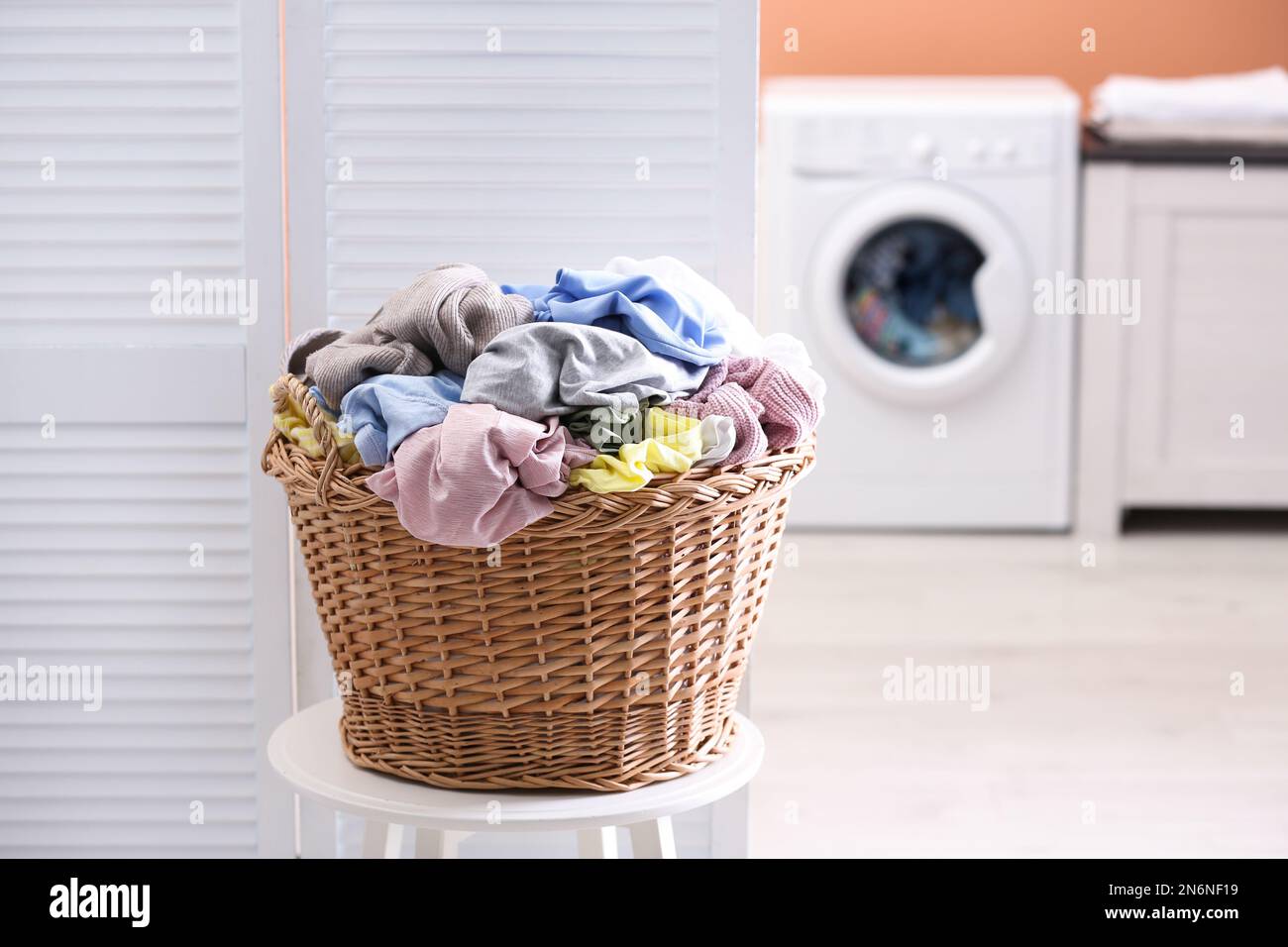 Overflowing laundry basket fotografías e imágenes de alta resolución - Alamy