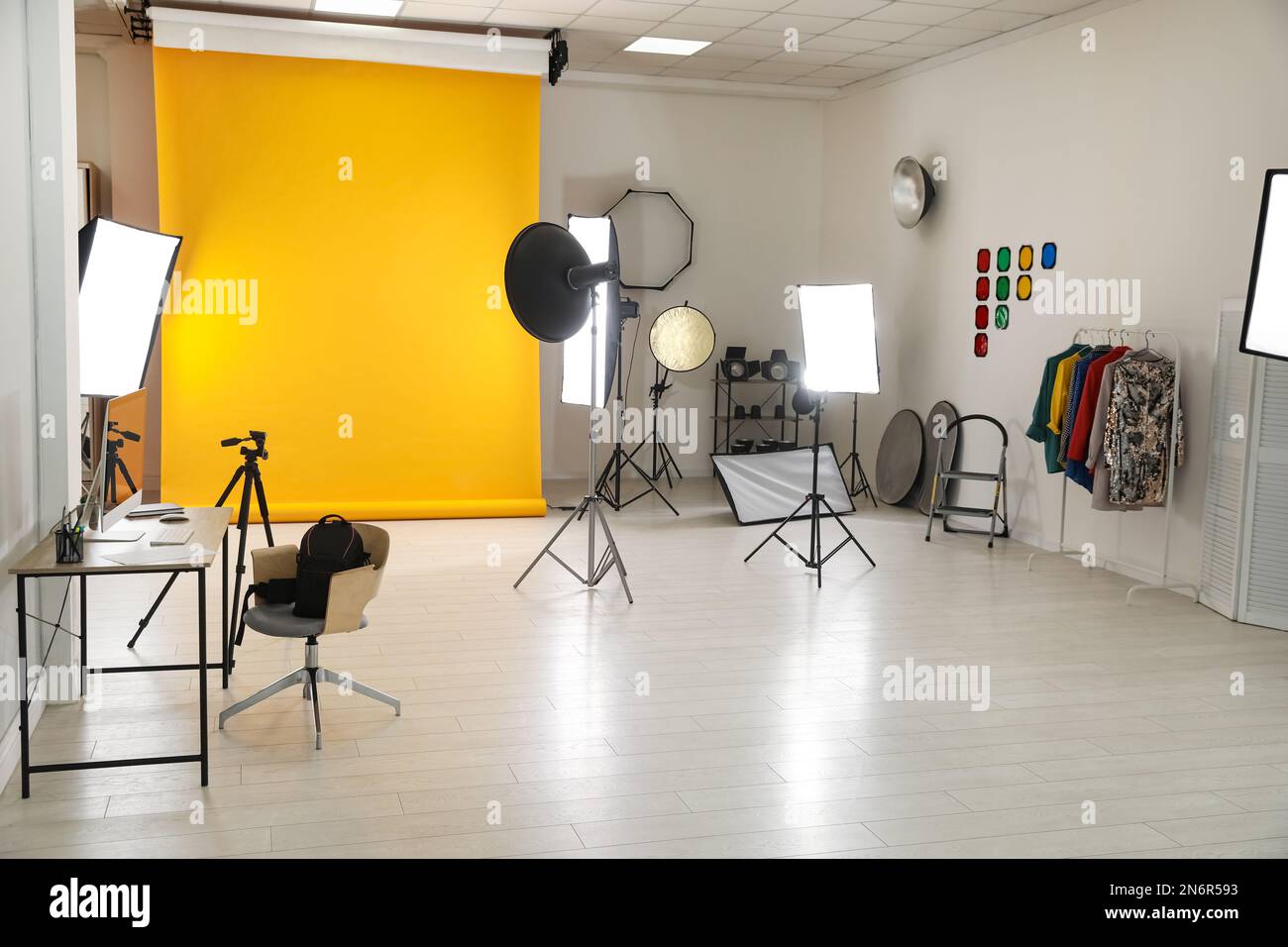 Interior del estudio fotográfico moderno con equipo profesional Fotografía  de stock - Alamy
