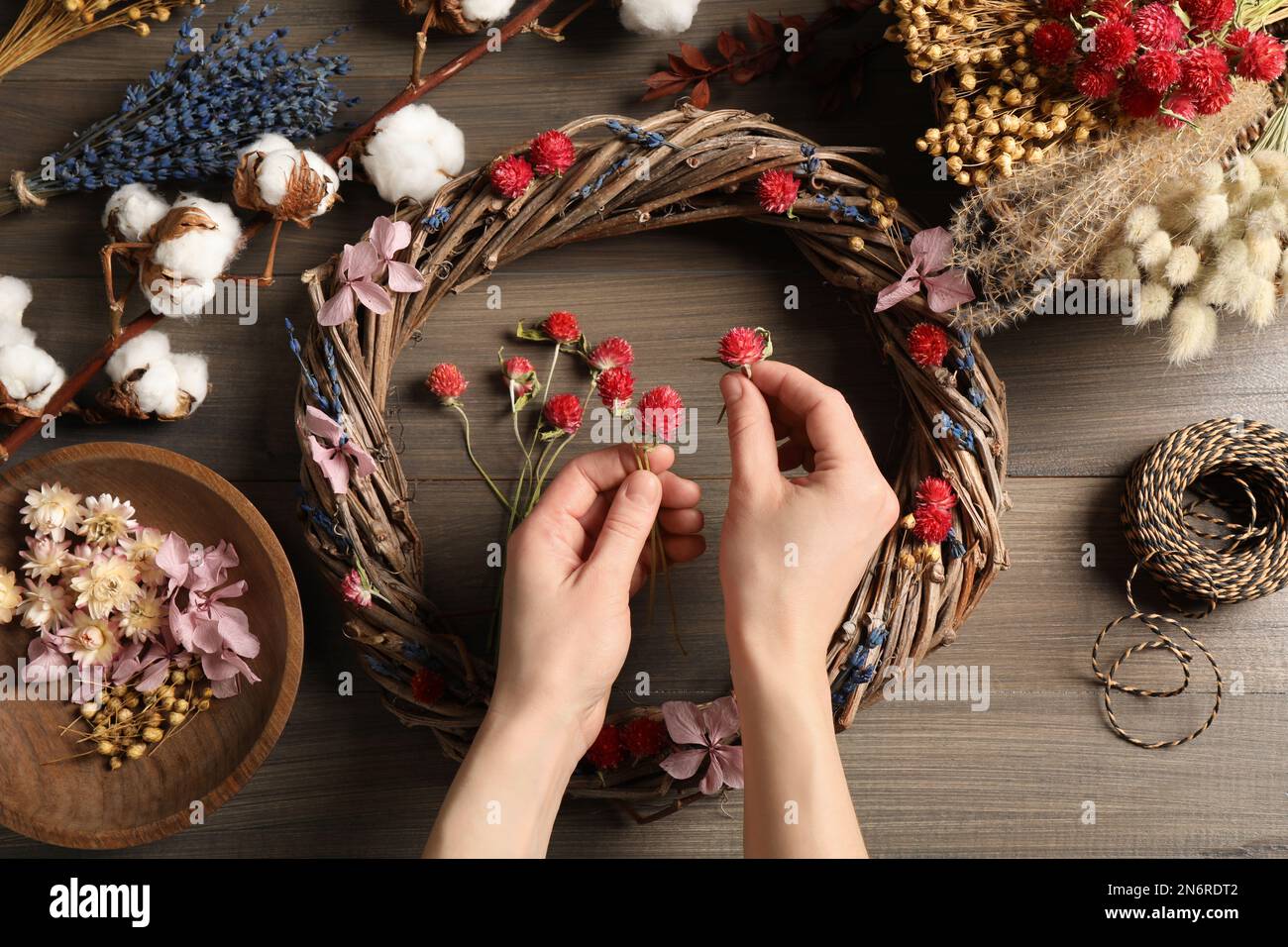 Florista haciendo guirnalda con flores secas en la mesa de madera, vista superior Fotografía de stock - Alamy Florista haciendo guirnalda con flores secas en la mesa de madera, vista superior Fotografía de stock - Alamy