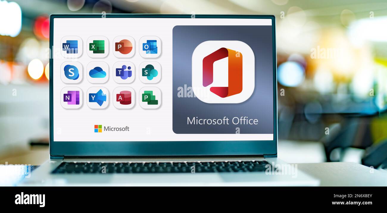 POZNAN, POL - OCT 25, 2022: Computadora portátil que muestra logotipos de Microsoft  Office, una familia de software cliente, software de servidor y servicios  desarrollados Fotografía de stock - Alamy