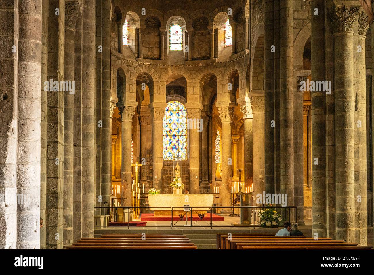 La Basílica de Notre-Dame en Orcival del siglo XII es conocida por ser una de las cinco iglesias de estilo románico más importantes de la Auvernia Foto de stock