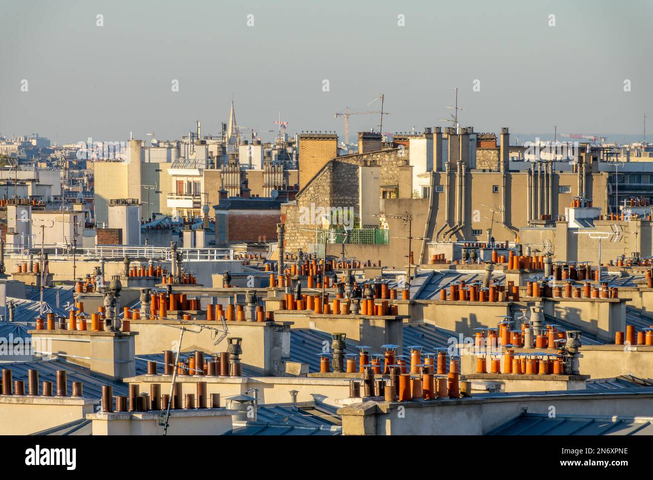 Vista aérea de las chimeneas en los tejados de París, Francia Foto de stock