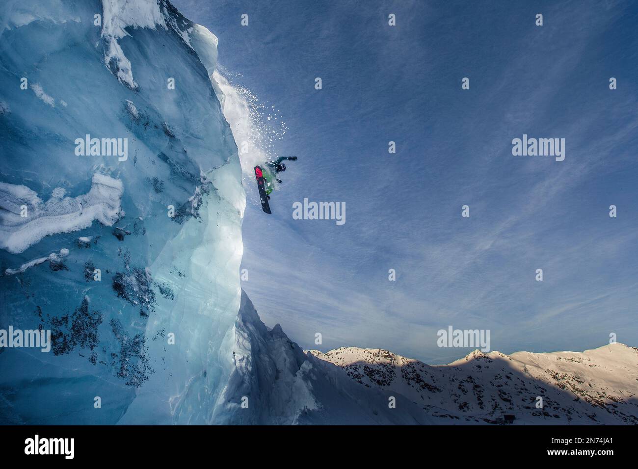 Esquí de snowboard en lo alto del glaciar Pitztal, Pitztal, Tirol, Austria Foto de stock