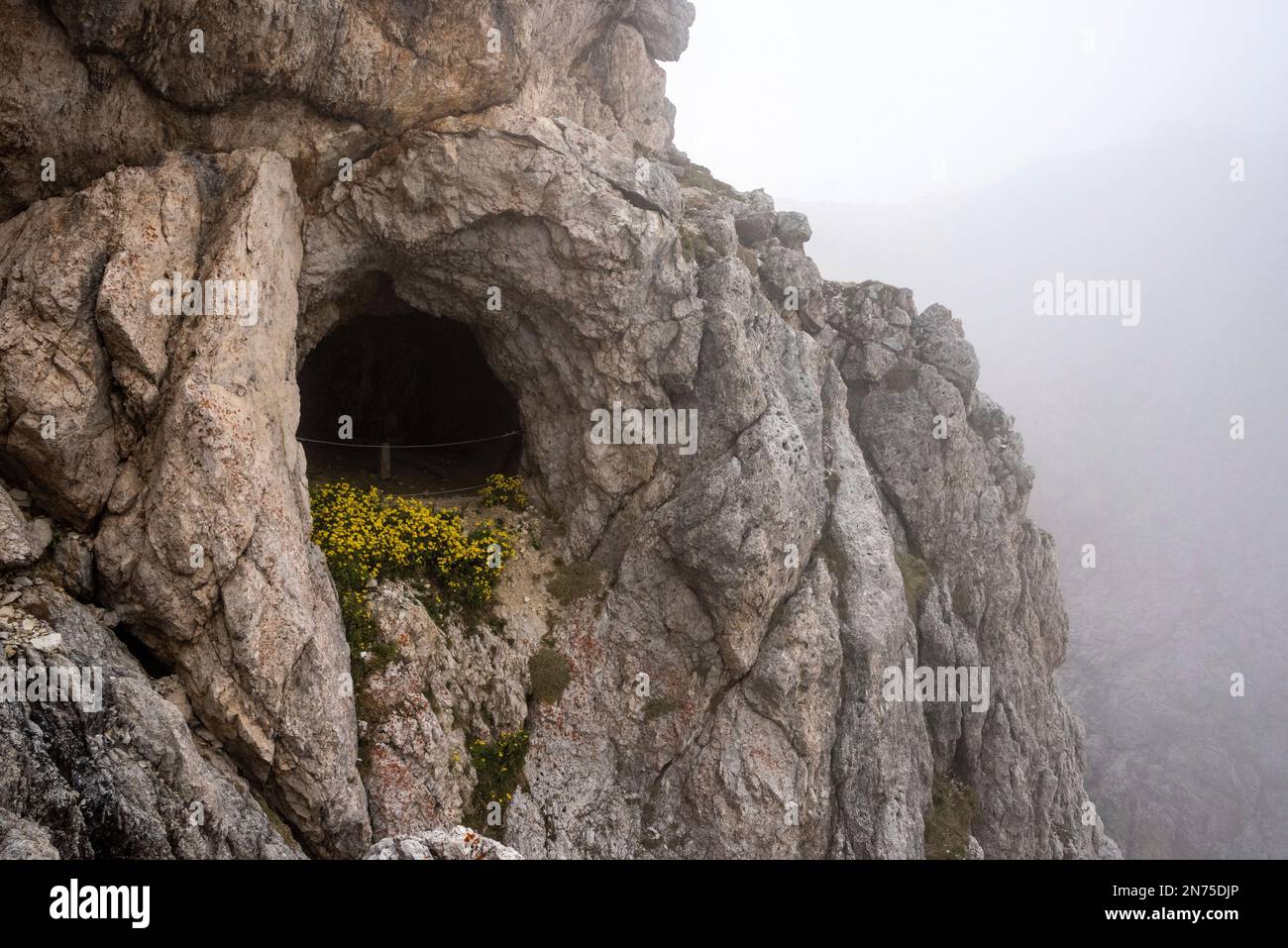 Un túnel en el Monte Lagazuoi, parte de un sistema de defensa en la Primera Guerra Mundial en los Alpes Dolomitas, Provincia Autónoma del Tirol del Sur Foto de stock