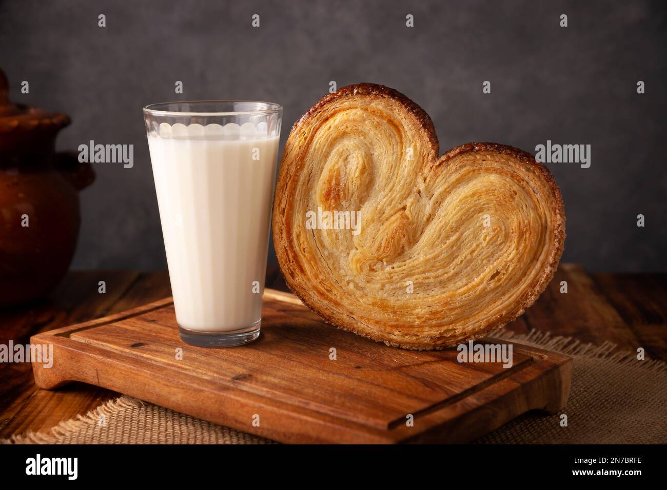 Oreja. Pan dulce mexicano elaborado con hojaldre, su nombre proviene de