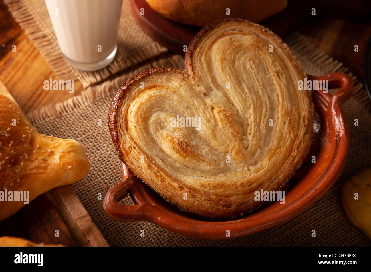 Oreja. Pan dulce mexicano elaborado con hojaldre, su nombre proviene de