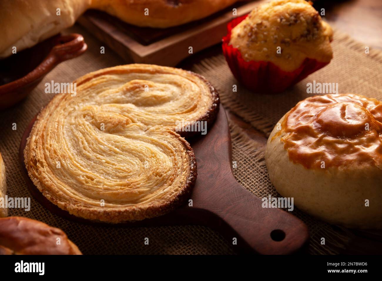 Oreja. Pan dulce mexicano elaborado con hojaldre, su nombre proviene de