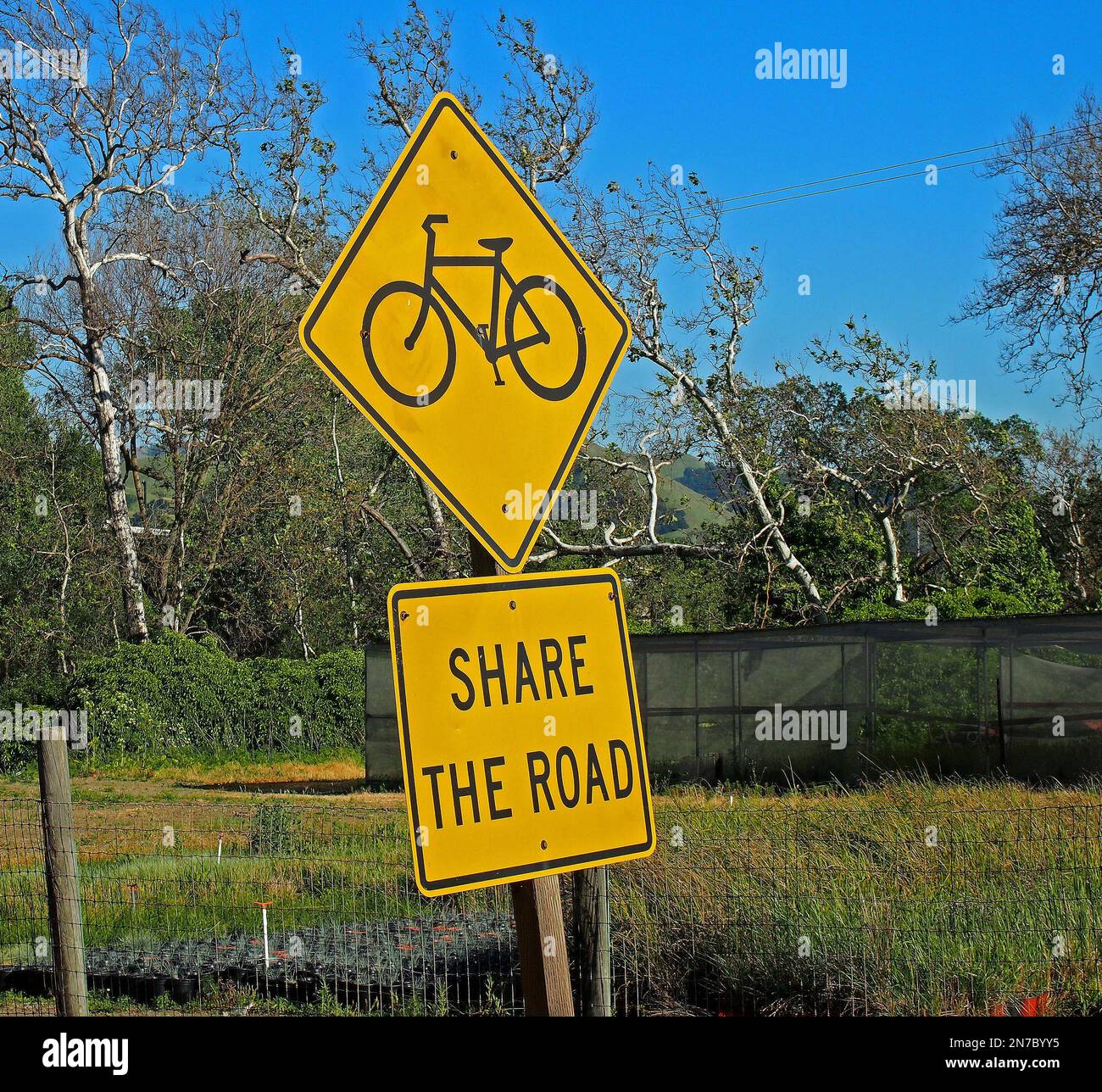 Comparta la carretera con el letrero de bicicletas a lo largo de una carretera rural en California Foto de stock