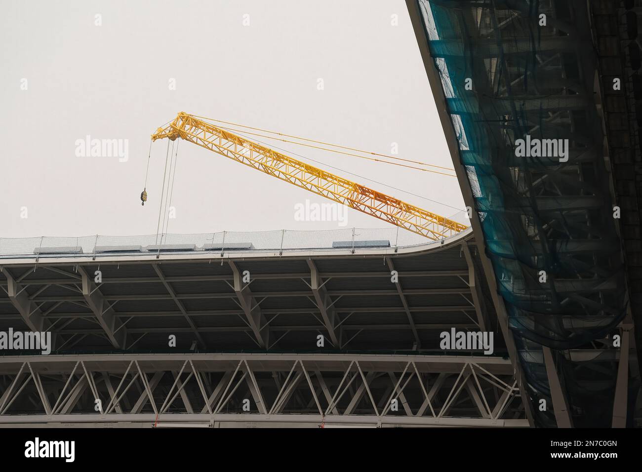 Construcción y mejora del mayor estadio de fútbol con grúa de España, detalle del techo de la obra. Santiago Bernabéu - Real Madrid Foto de stock