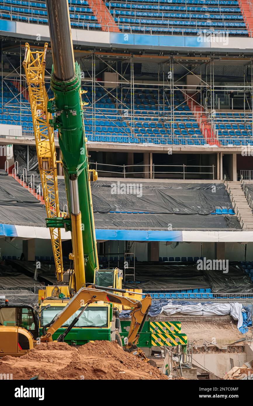 Construir y mejorar el mayor estadio de fútbol con grúas de España. Santiago Bernabéu - Real Madrid Foto de stock