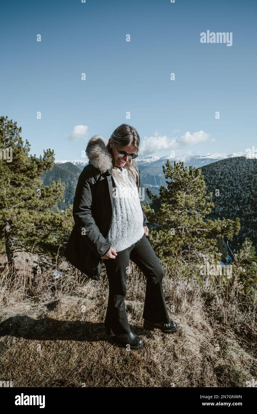 Mujer embarazada en la montaña en día soleado Fotografía de stock - Alamy