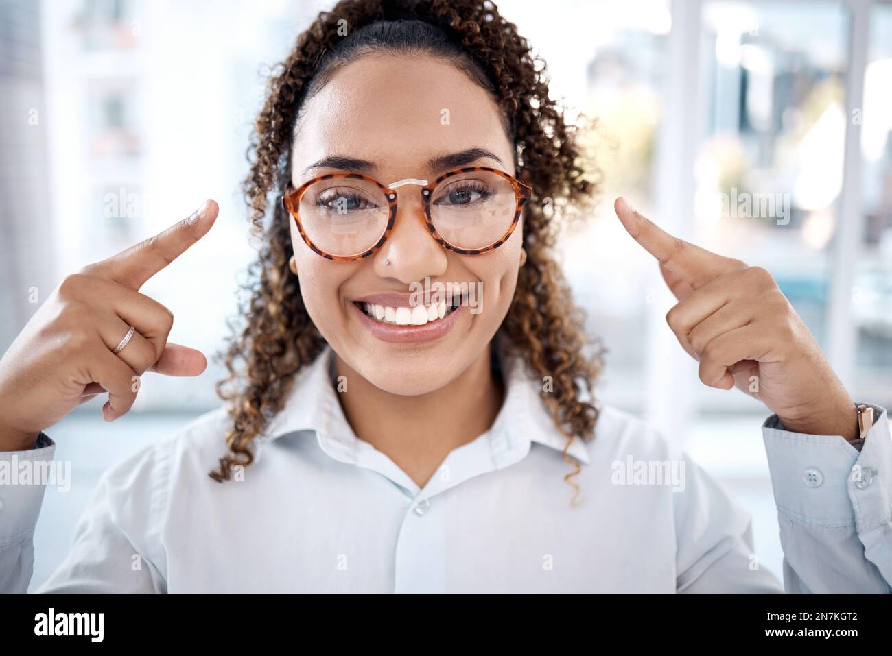 Mujer negra, cara y gafas para el cuidado de los ojos, visión y marco de  diseño, lente de prescripción y optometría. Retrato, gafas de moda y  oftalmología Fotografía de stock - Alamy