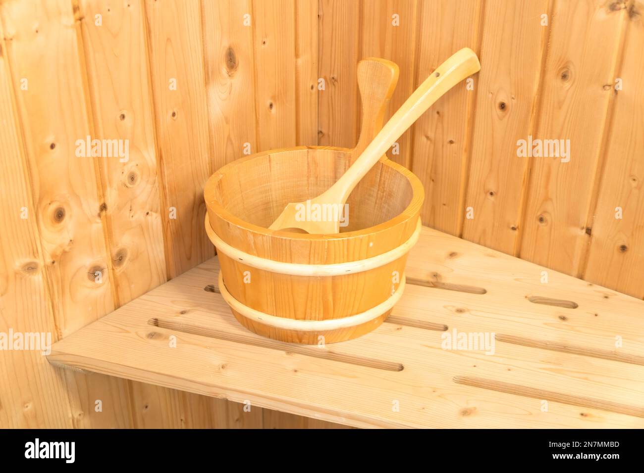 Interior de la sauna finlandesa. Sauna de madera clásica. Baño