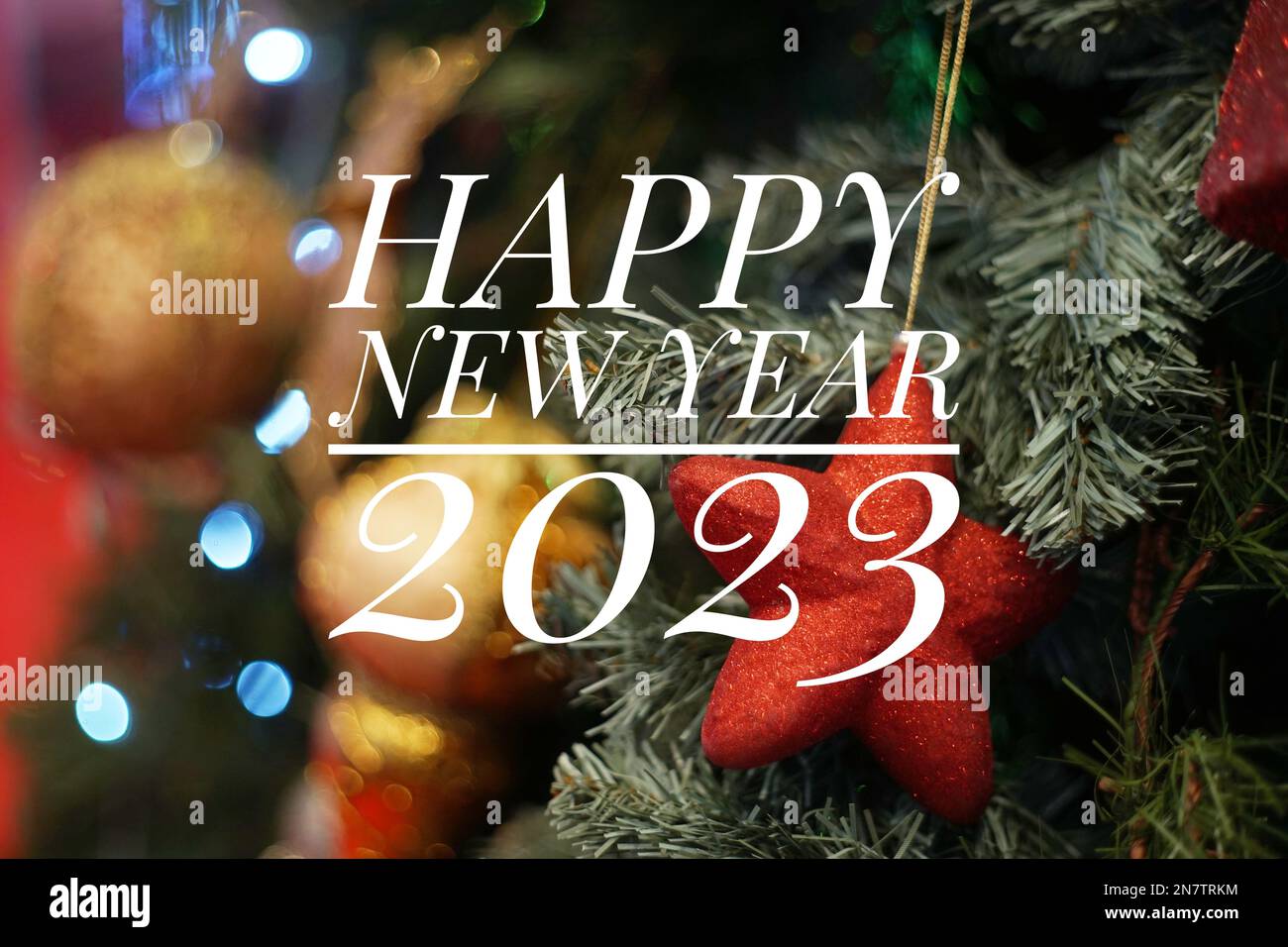 Una idea de fondo de pantalla para Año Nuevo 2023 contra el fondo del árbol de Navidad Fotografía de stock - Alamy Una idea de fondo de pantalla para Año Nuevo 2023 contra el fondo del árbol de Navidad Fotografía de stock - Alamy
