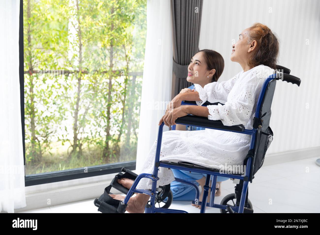 Cuidado de la enfermera Mujer mayor mayor en el hogar de la recuperación de la gente del retiro en silla de ruedas. Foto de stock