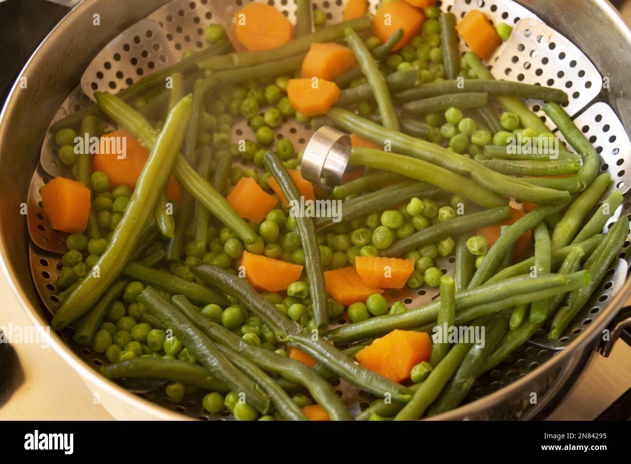 surtido de varios tipos de verduras cocinadas en una vaporera metálica  Fotografía de stock - Alamy