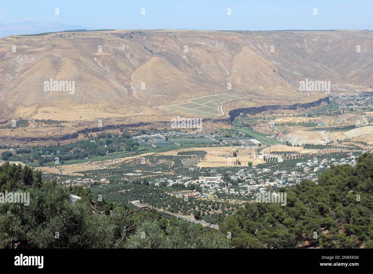 Vista sobre la Reserva Natural de Yarmouk y los Altos del Golán desde la ciudad de Umm Qais, Jordania, Oriente Medio Foto de stock