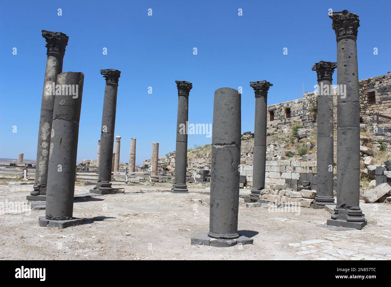 Columnas en la terraza de la iglesia en las ruinas de Gadara en Umm Qais, Jordania Foto de stock
