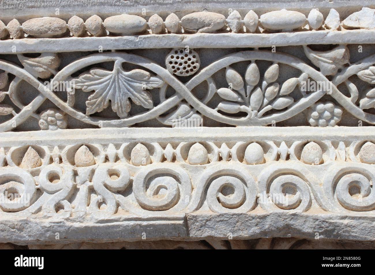 Detalle tallado de piedra arquitectónica en las ruinas de Gadara en Umm Qais, Jordania Foto de stock