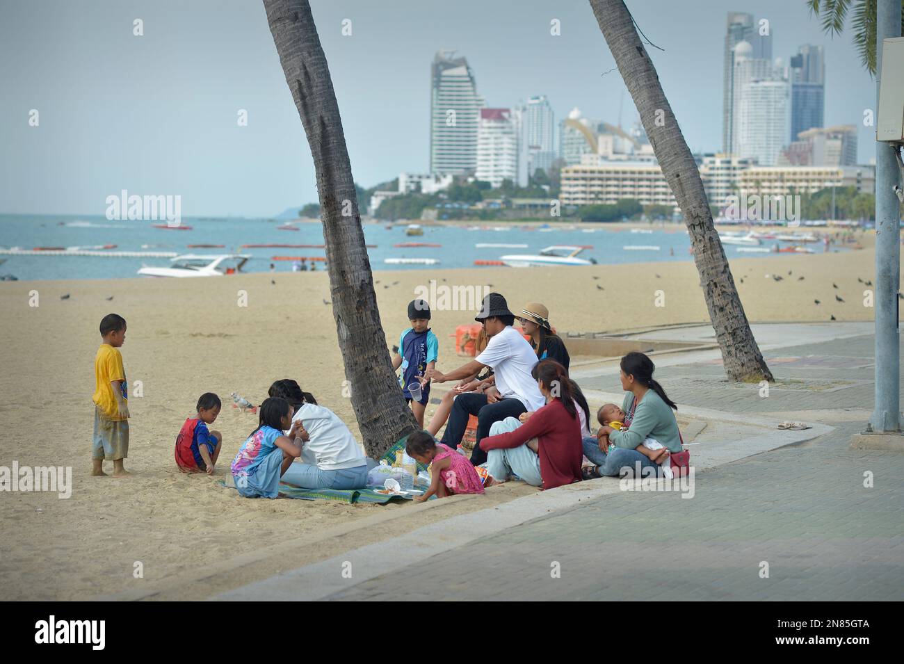 Thai Family Beach Road Pattaya. Foto de stock