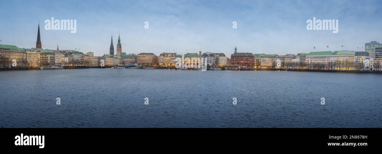Vista panorámica del horizonte de Hamburgo y el lago Binnenalster - Hamburgo, Alemania Foto de stock