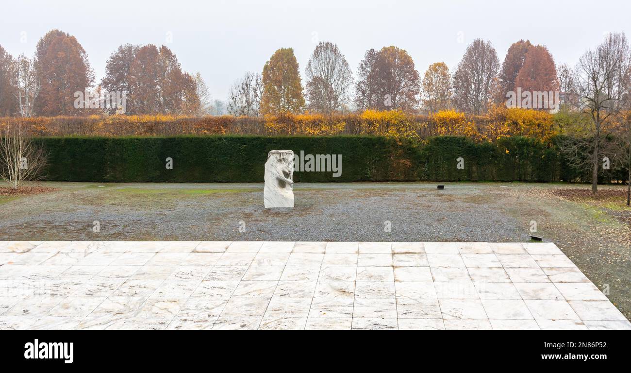El jardín de la escultura fluida del artista Giuseppe Penone en los