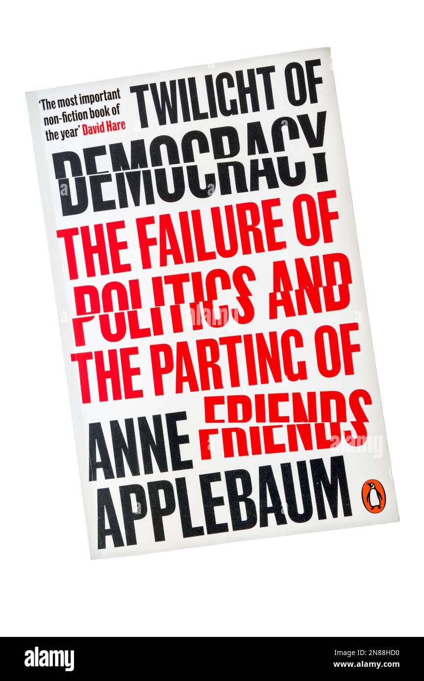Un libro de bolsillo de Crepúsculo de la democracia: El fracaso de la política y la separación de amigos por Anne Applebaum. Foto de stock