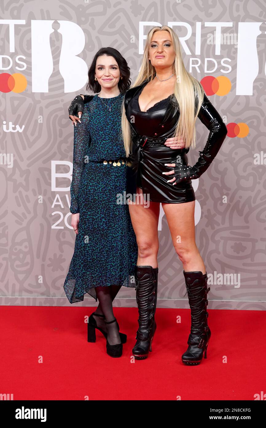Selin Hizli y Daisy May Cooper asisten a los Brit Awards 2023 en el O2
