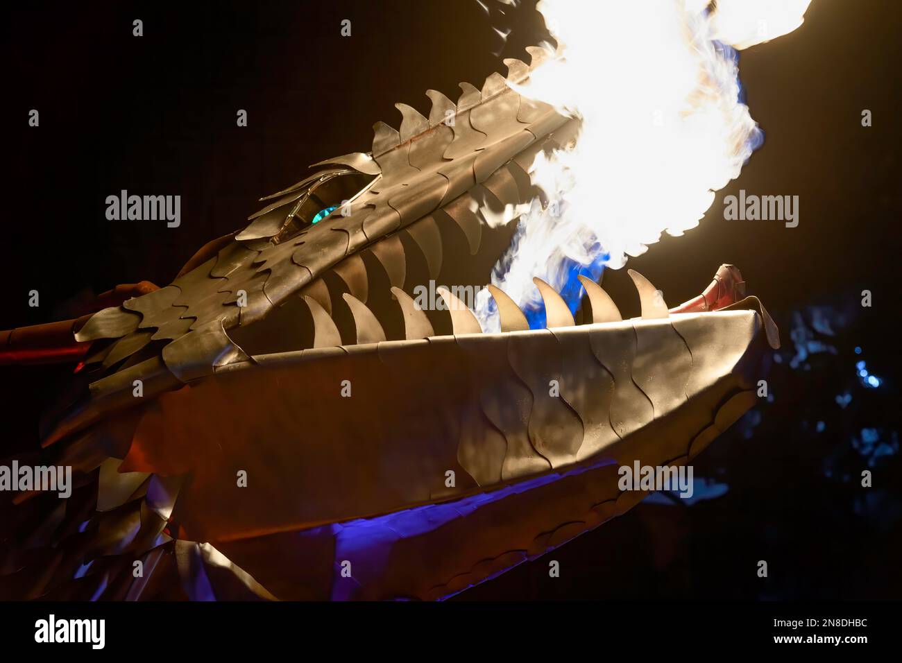 Dragón que respira fuego de metal en el Festival de Invierno Chinook Blast, Calgary, Alberta, Canadá Foto de stock