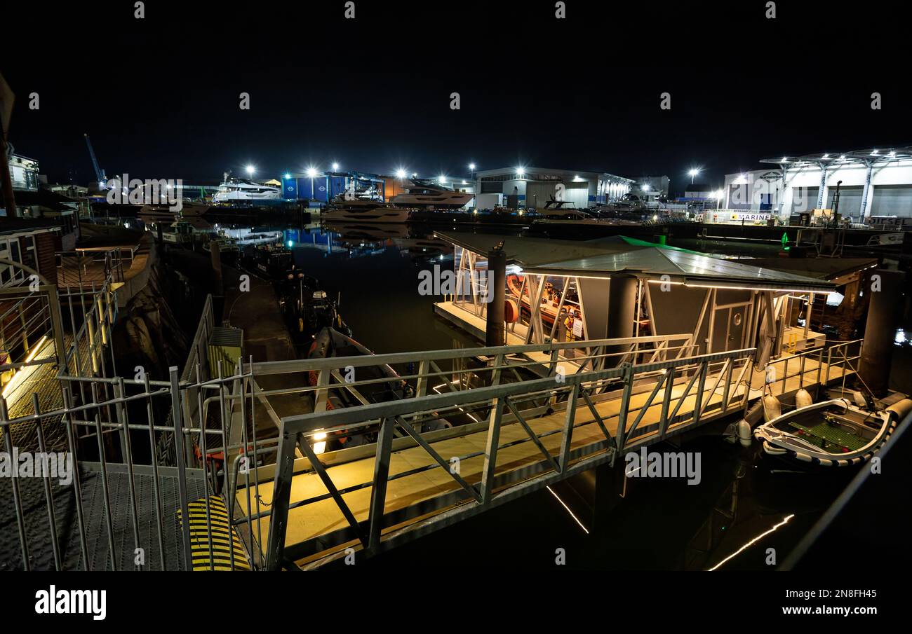 Botes salvavidas RNLI en la estación de botes salvavidas de vidrio en