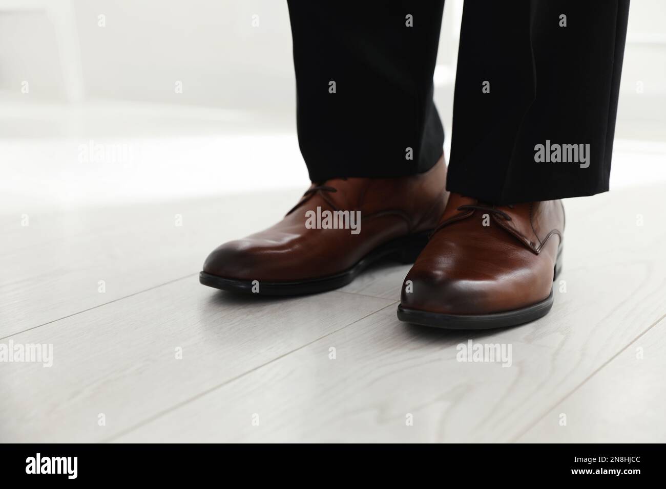 Novio con elegantes zapatos de boda en el interior, primer plano Fotografía  de stock - Alamy