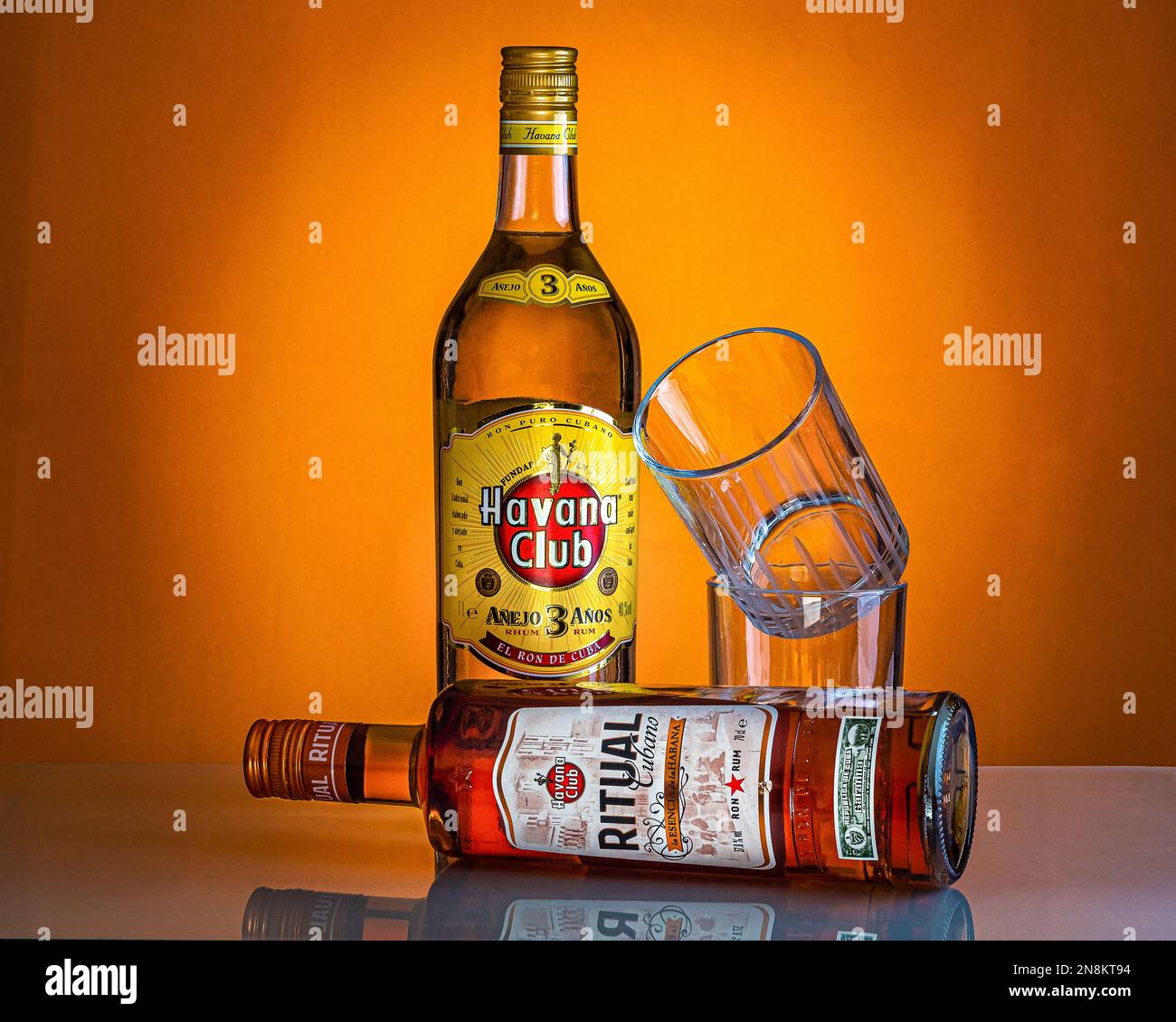 Havana Club Rum y Havana Club Ritual Cubano Ron cubano aromático en una  botella y vasos listos para una gran bebida Cuba  en Cuba  Fotografía de stock - Alamy