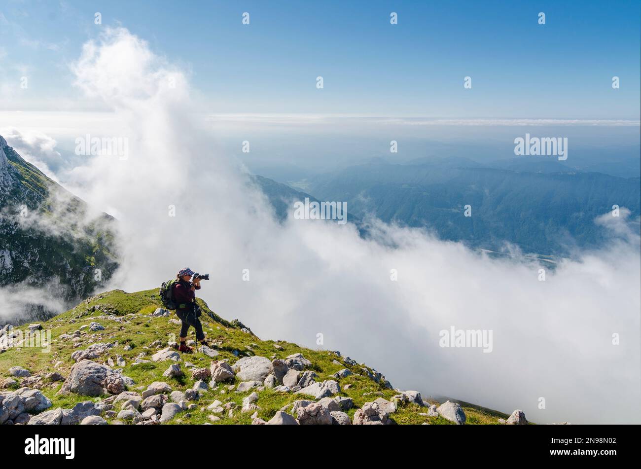 El fotógrafo de viajes toma fotos panorámicas del valle de Soca en Eslovenia desde la montaña de Krn. Destino de viaje popular en Europa. Desfile de actividades al aire libre Foto de stock