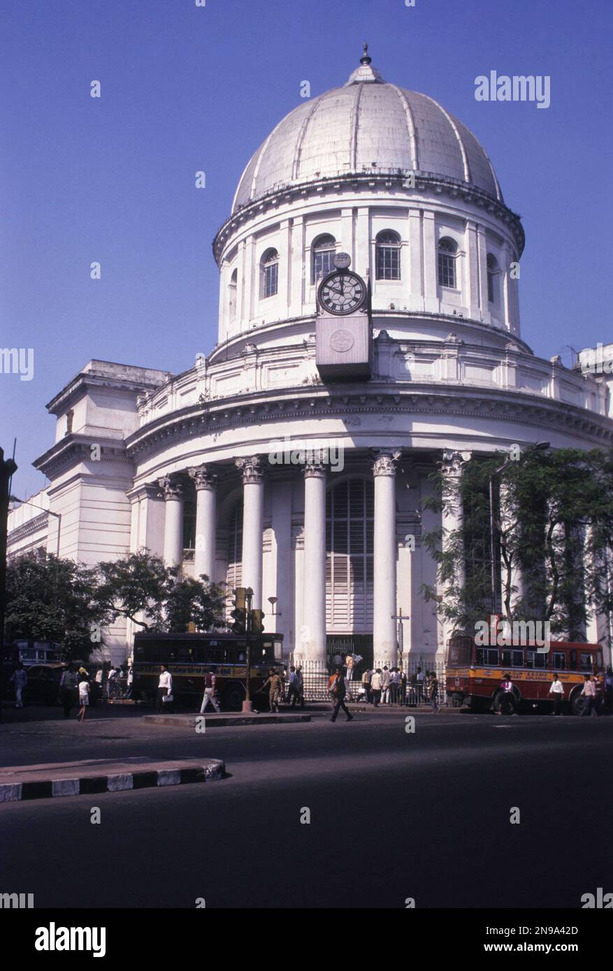 Oficina de correos general, un impresionante edificio abovedado blanco con coloumn corintio en Kolkata o Calcuta, India, Asia Foto de stock