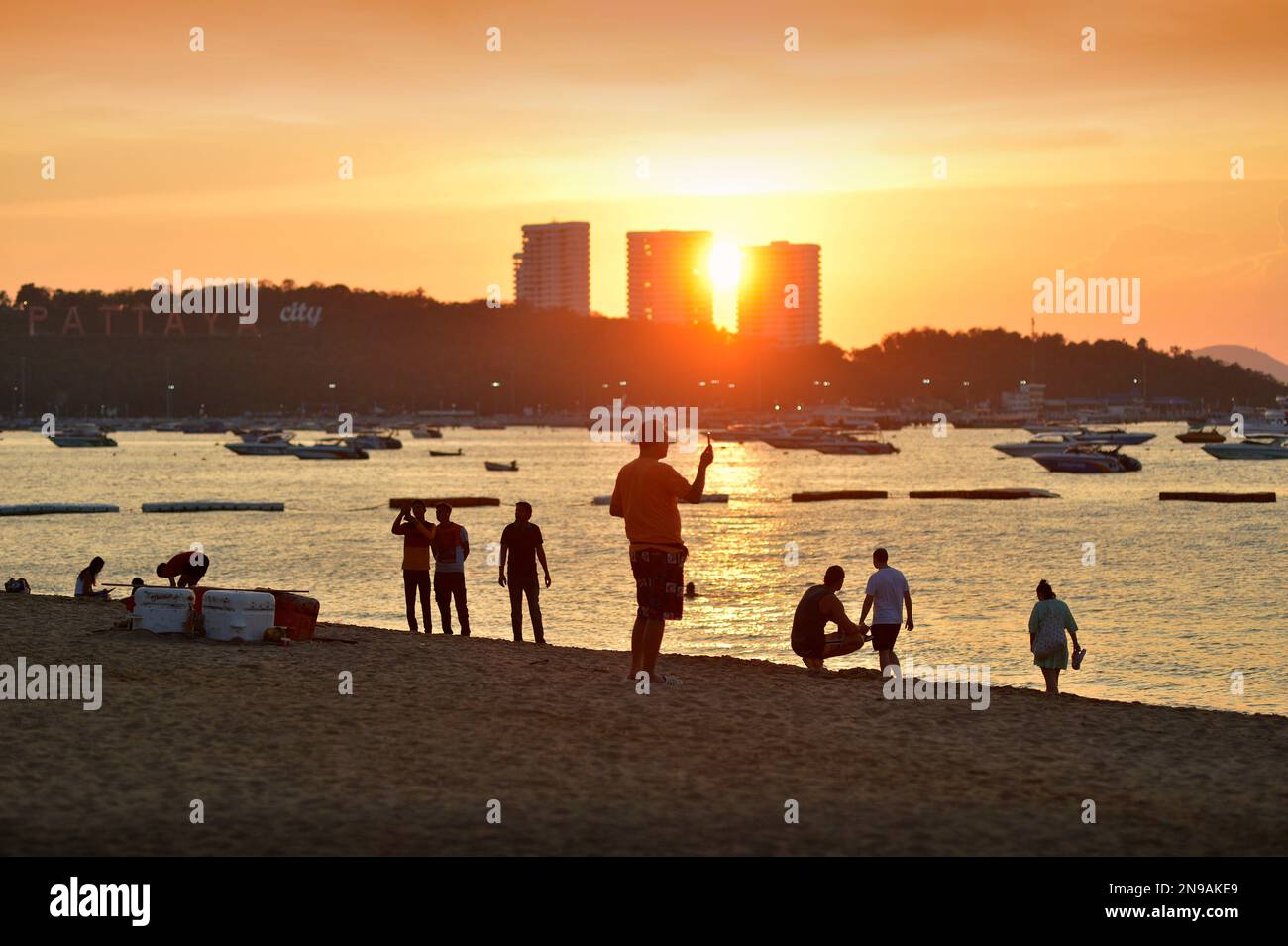 Gente en Pattaya Beach Tailandia Foto de stock